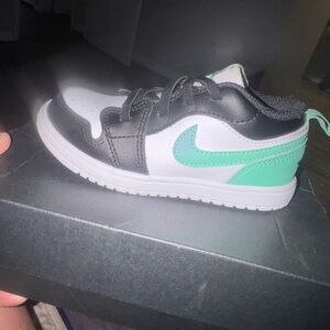 Nike Kids Black and Teal Sneakers